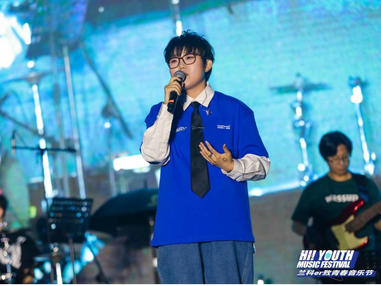 bat365在线中国登录入口：草地音乐节，嗨唱燃爆毕业季！