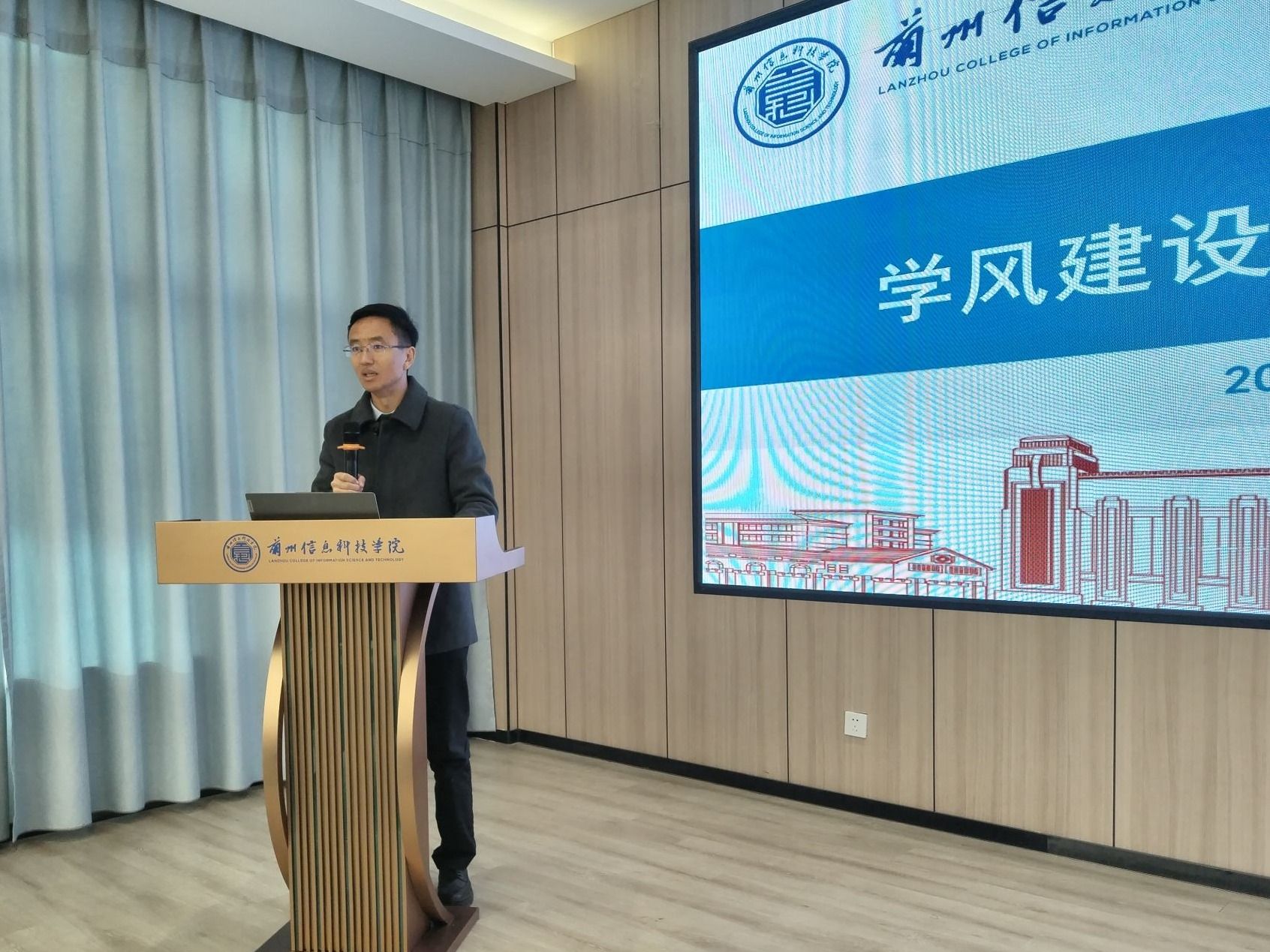 聚焦学风建设，落实立德树人，  bat365在线中国登录入口召开学风建设专项主题研讨会