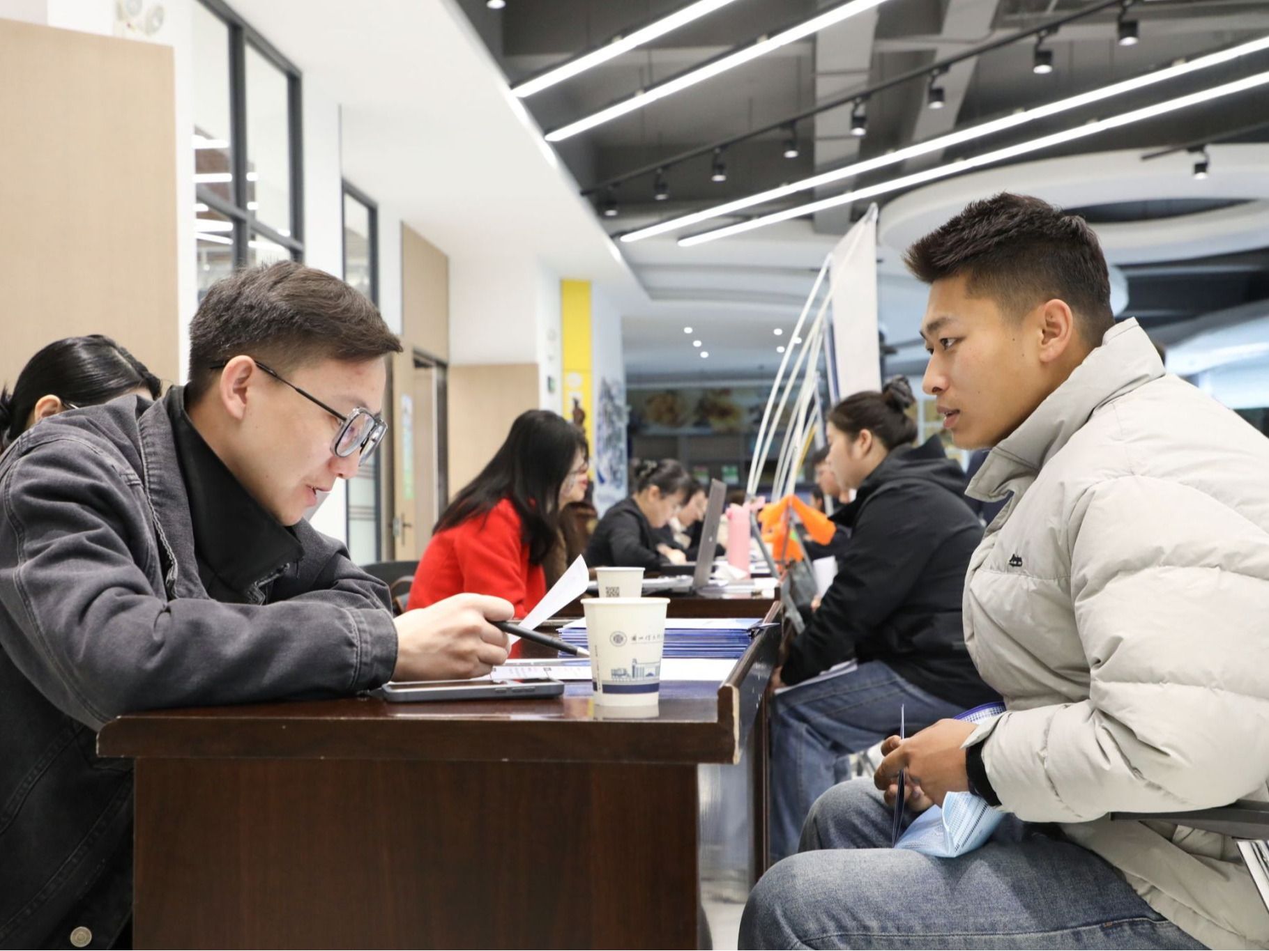 “海纳英才 盐途有你”——bat365在线中国登录入口浙江海盐县专场招聘会圆满结束