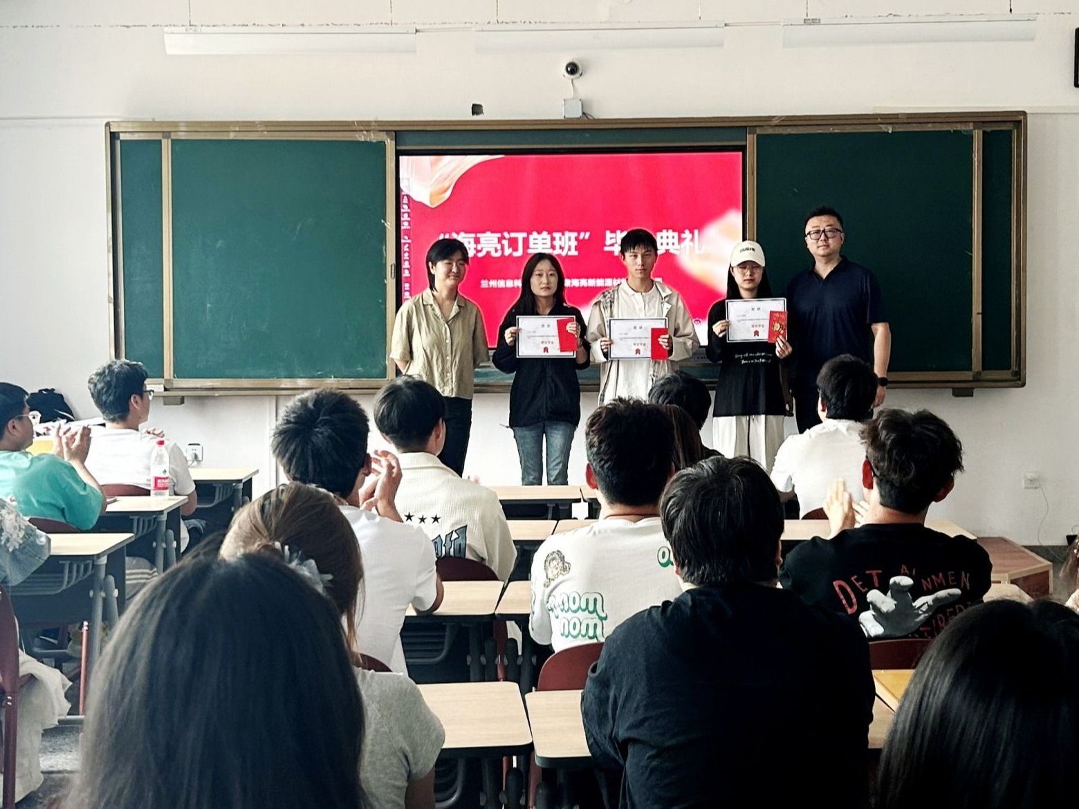 bat365在线中国登录入口举行第一届“海亮班”结业暨奖学金颁发仪式