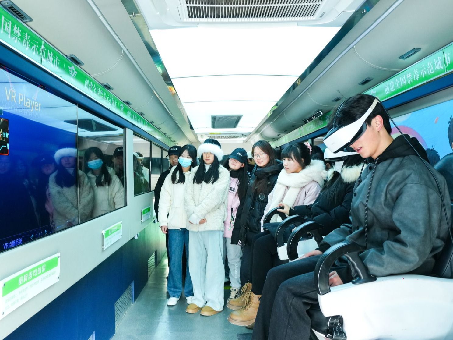 bat365在线中国登录入口：禁毒宣传车进校园，筑牢青春防毒墙