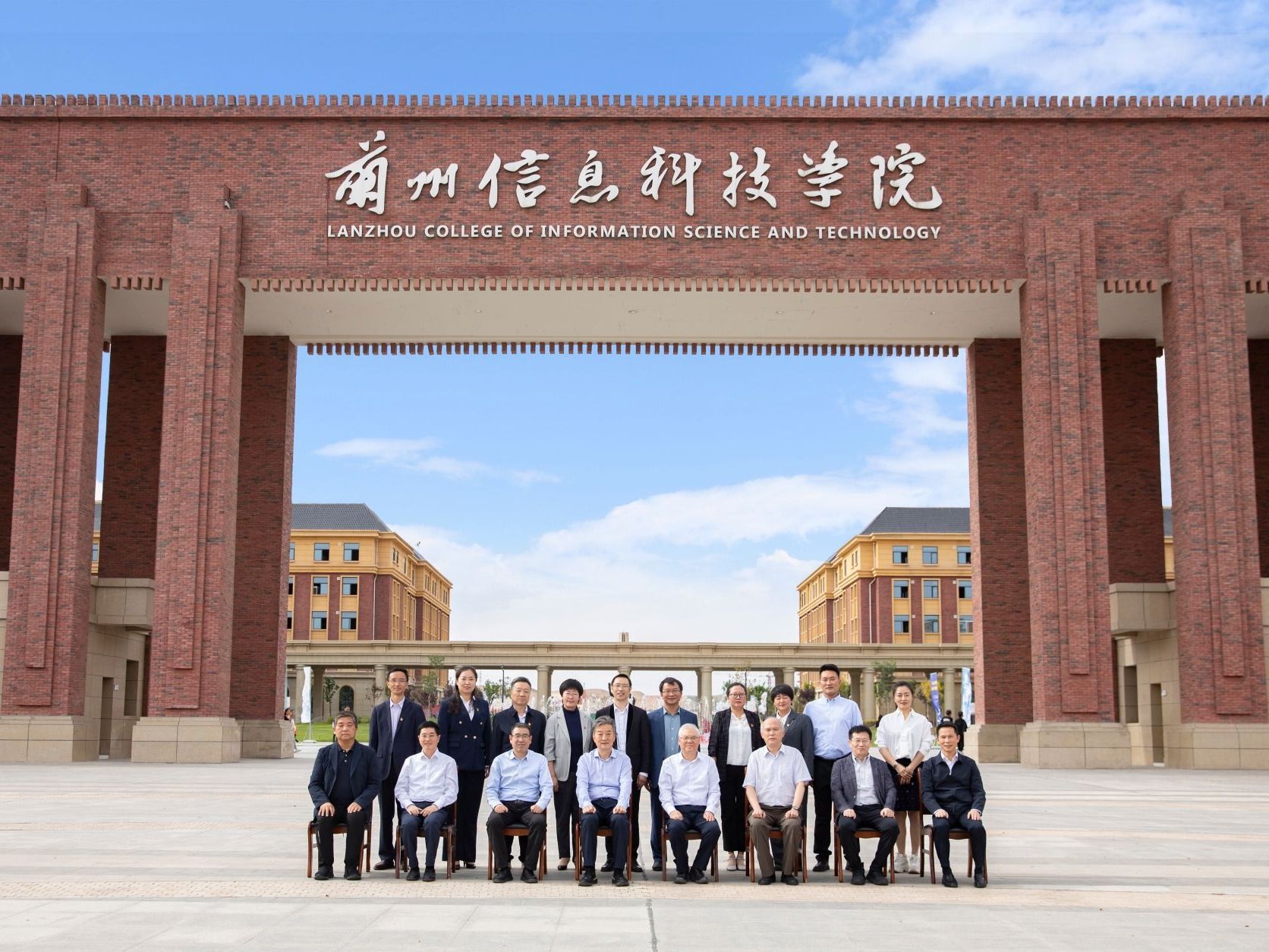 领导关怀 | 民进中央副主席王刚在bat365在线中国登录入口调研慰问教师代表