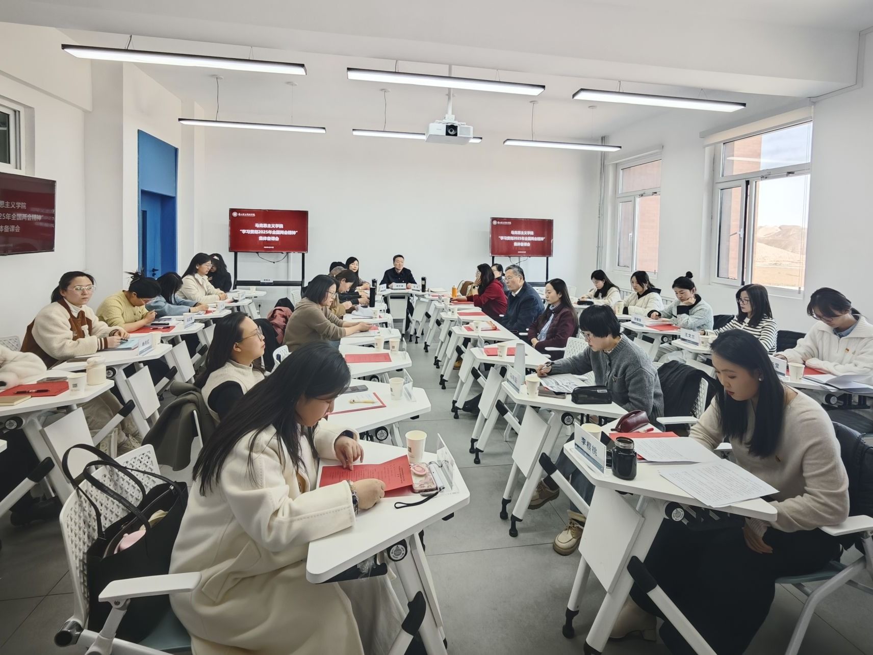 bat365在线中国登录入口马克思主义学院召开“学习贯彻2025年全国两会精神”集体备课会