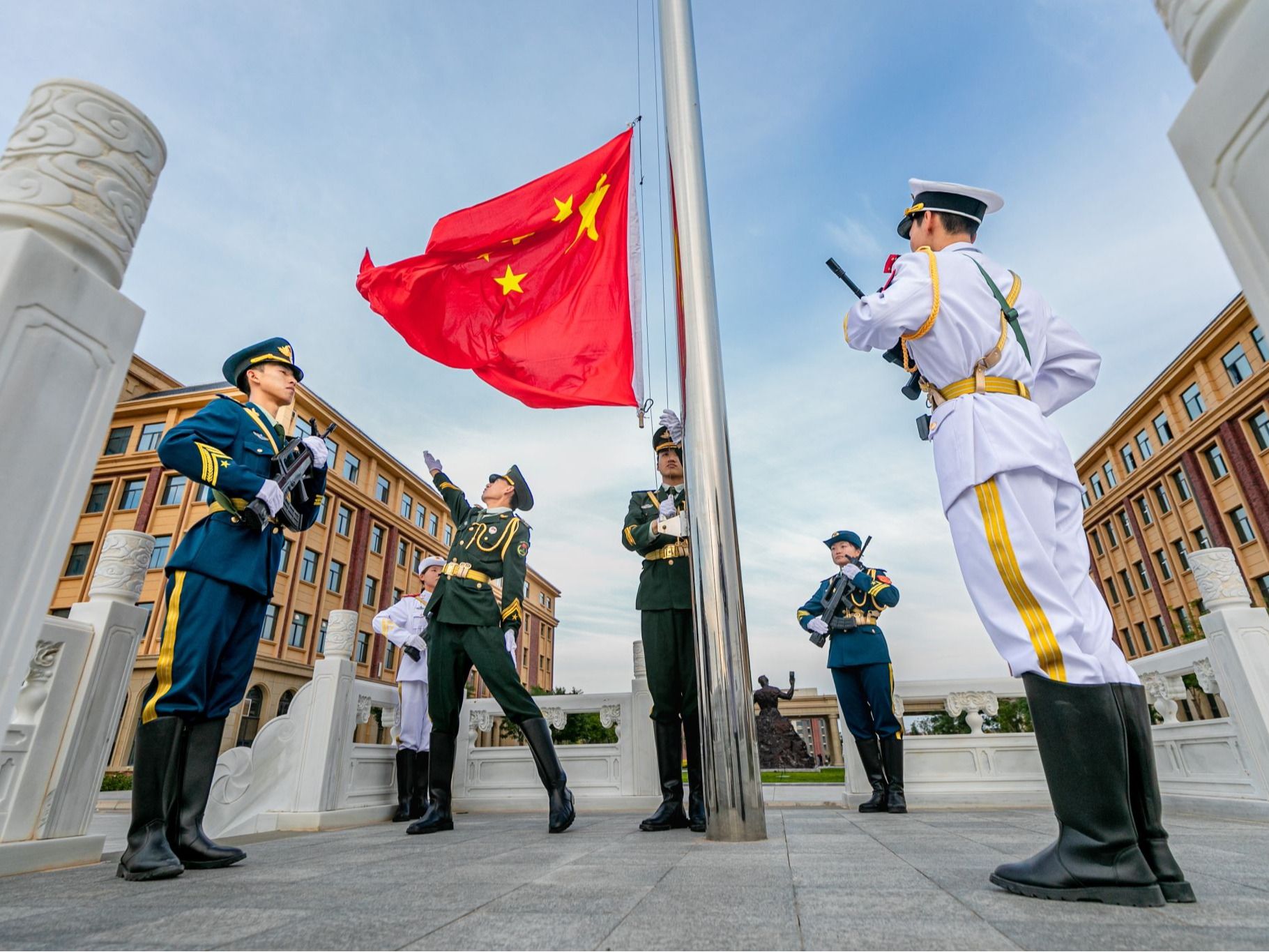 bat365在线中国登录入口举行庆“七一”升国旗仪式