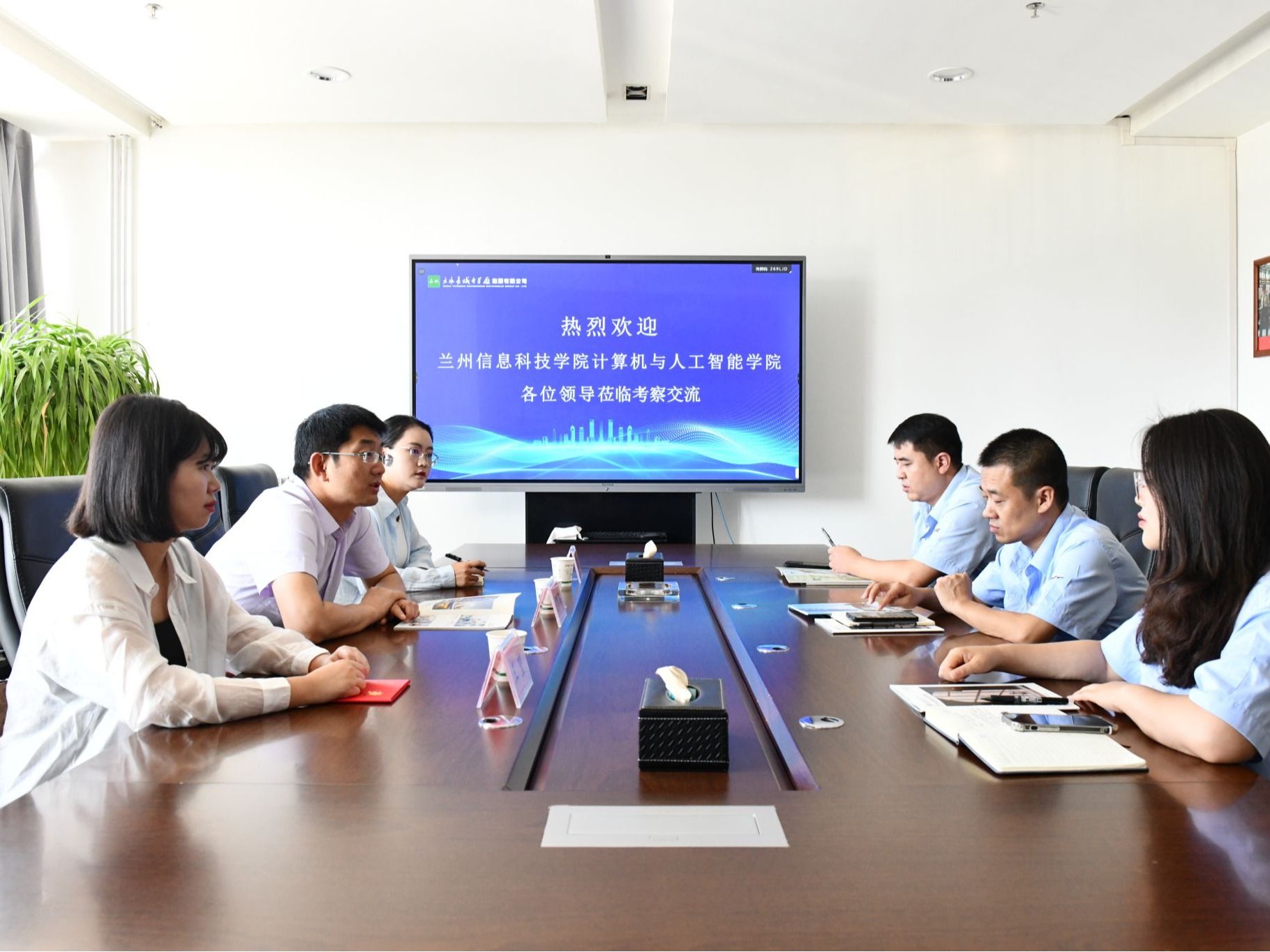bat365在线中国登录入口赴天水、西安开展访企并慰问校友活动