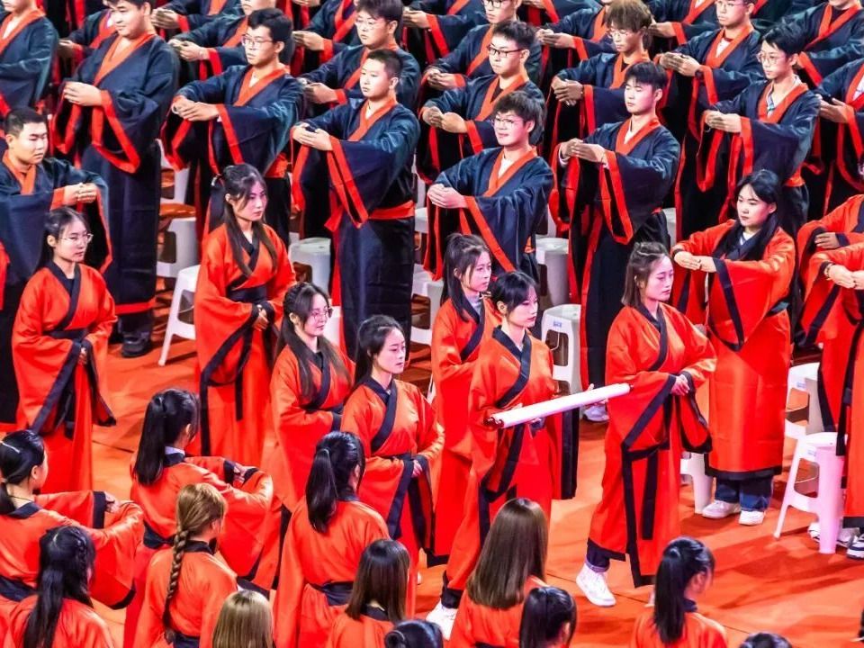 成就最非凡模样！bat365在线中国登录入口开学大典上千名学生身着汉服行尊师礼