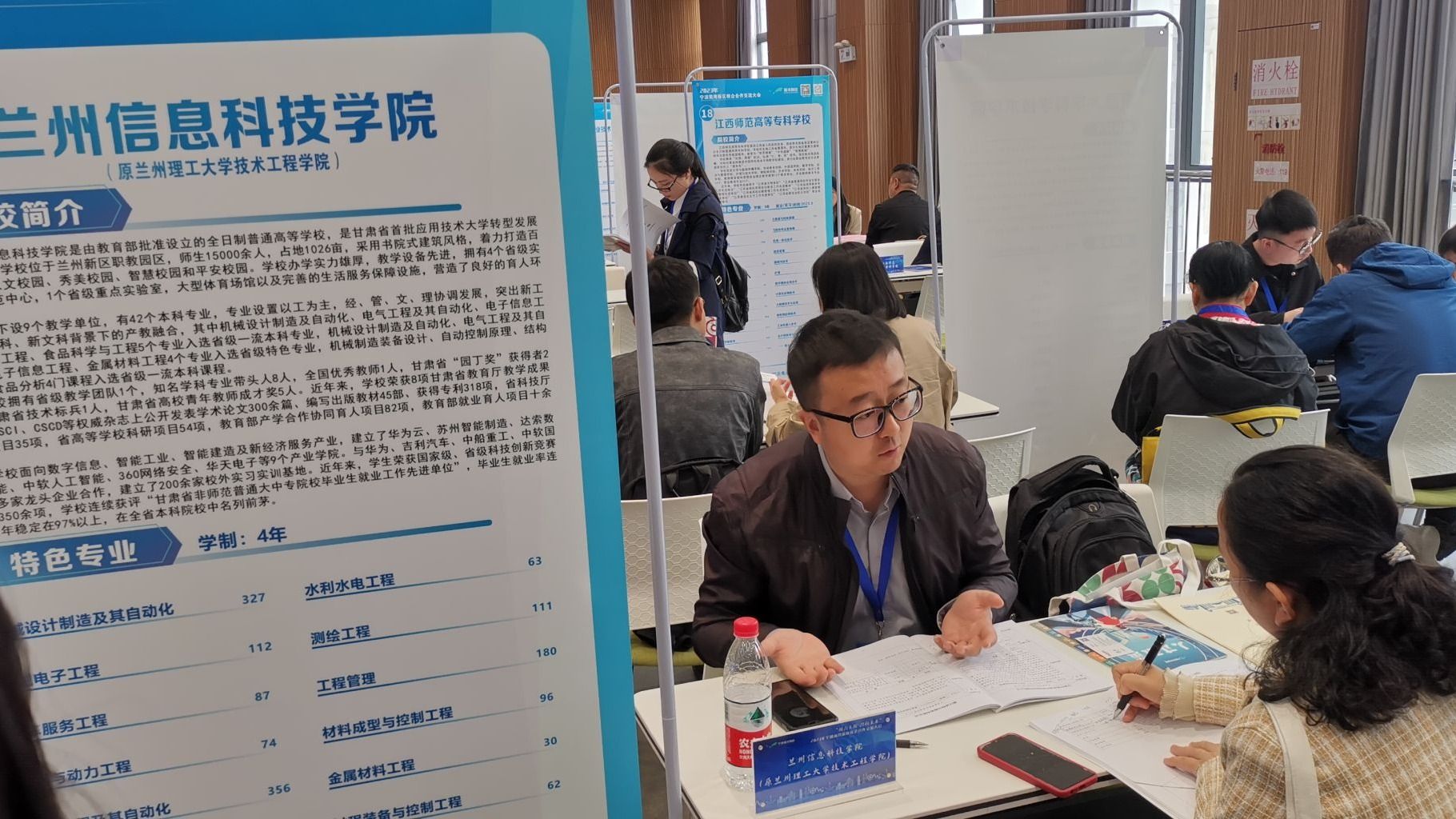 “搭建沟通桥梁 密切校地合作” bat365在线中国登录入口参加宁波前湾新区校企合作交流大会