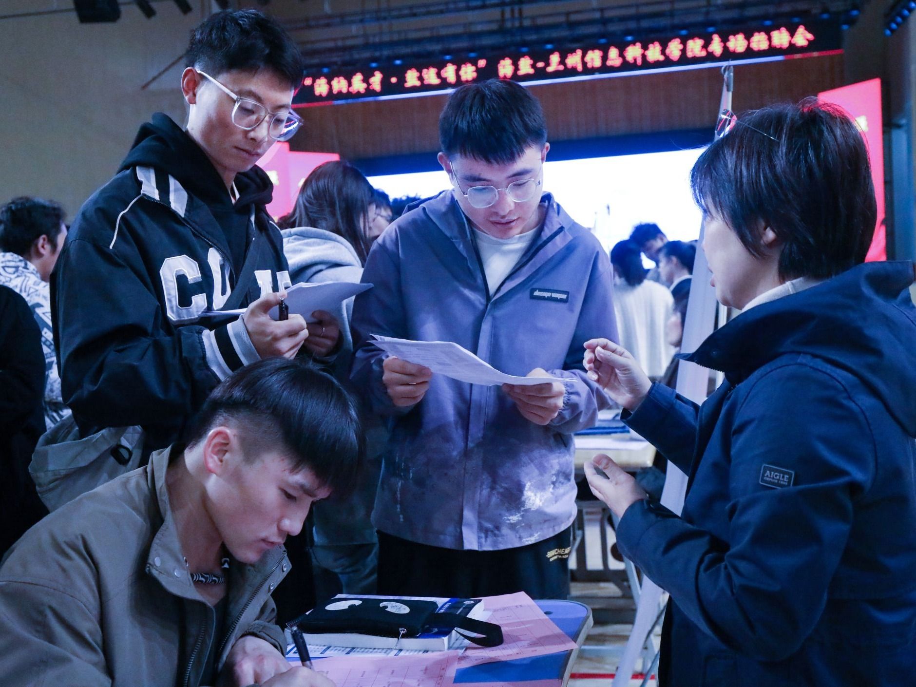 bat365在线中国登录入口举办“海纳英才·盐途有你”浙江海盐引才专场招聘会