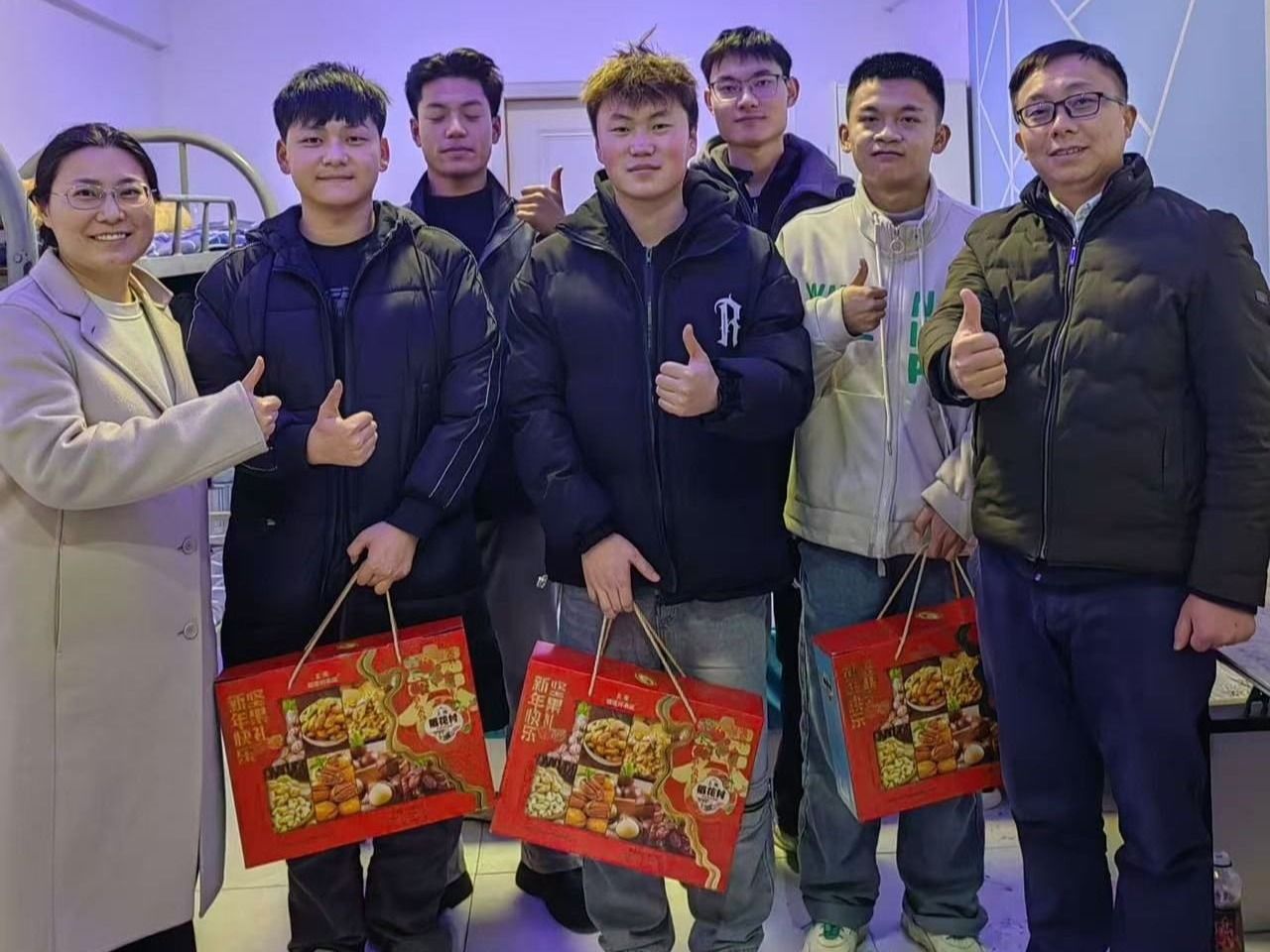 bat365在线中国登录入口走访慰问寒假勤工俭学学生