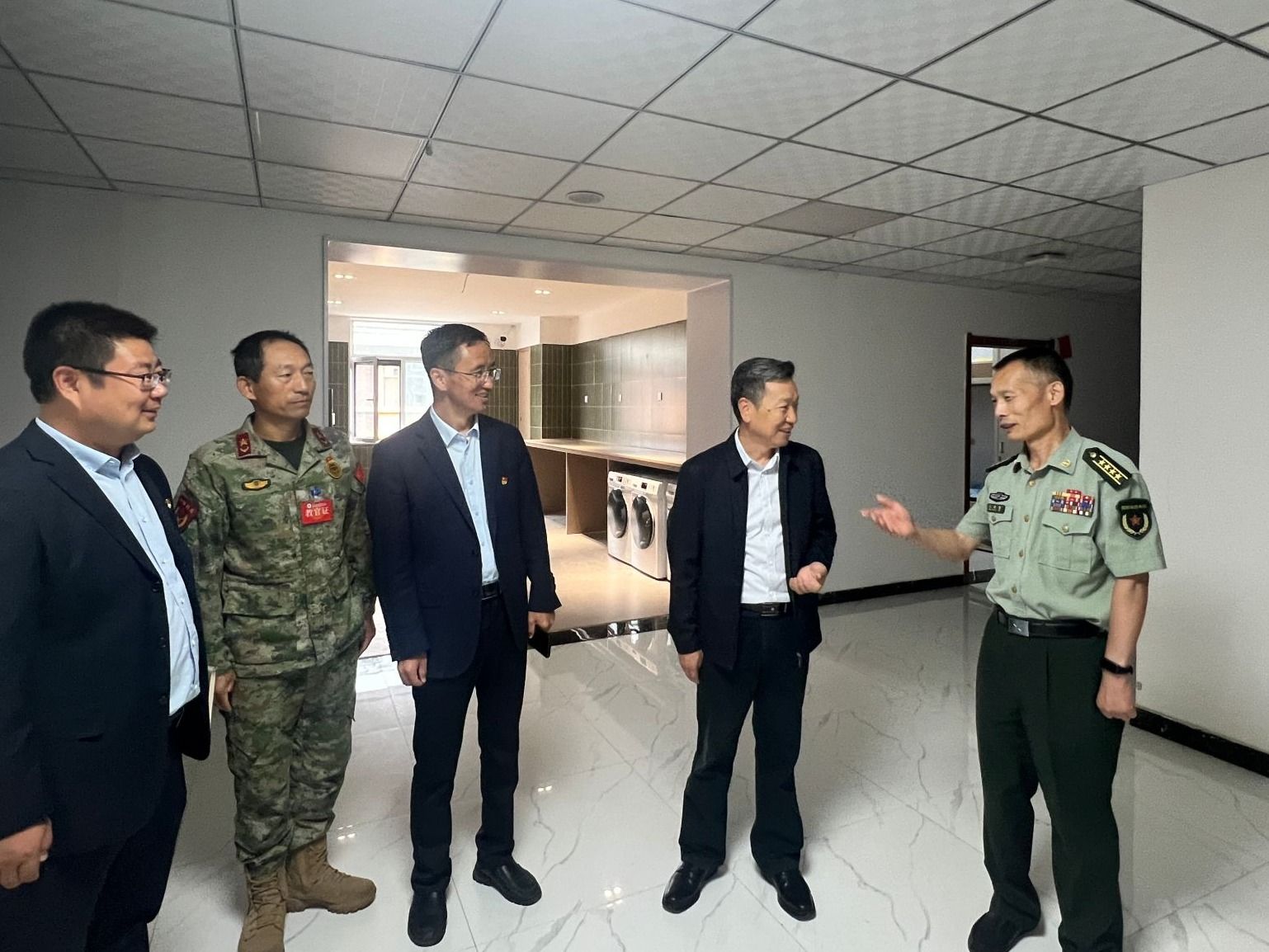 兰州市委常委、兰州警备区政委王传智深入bat365在线中国登录入口督导检查军训工作