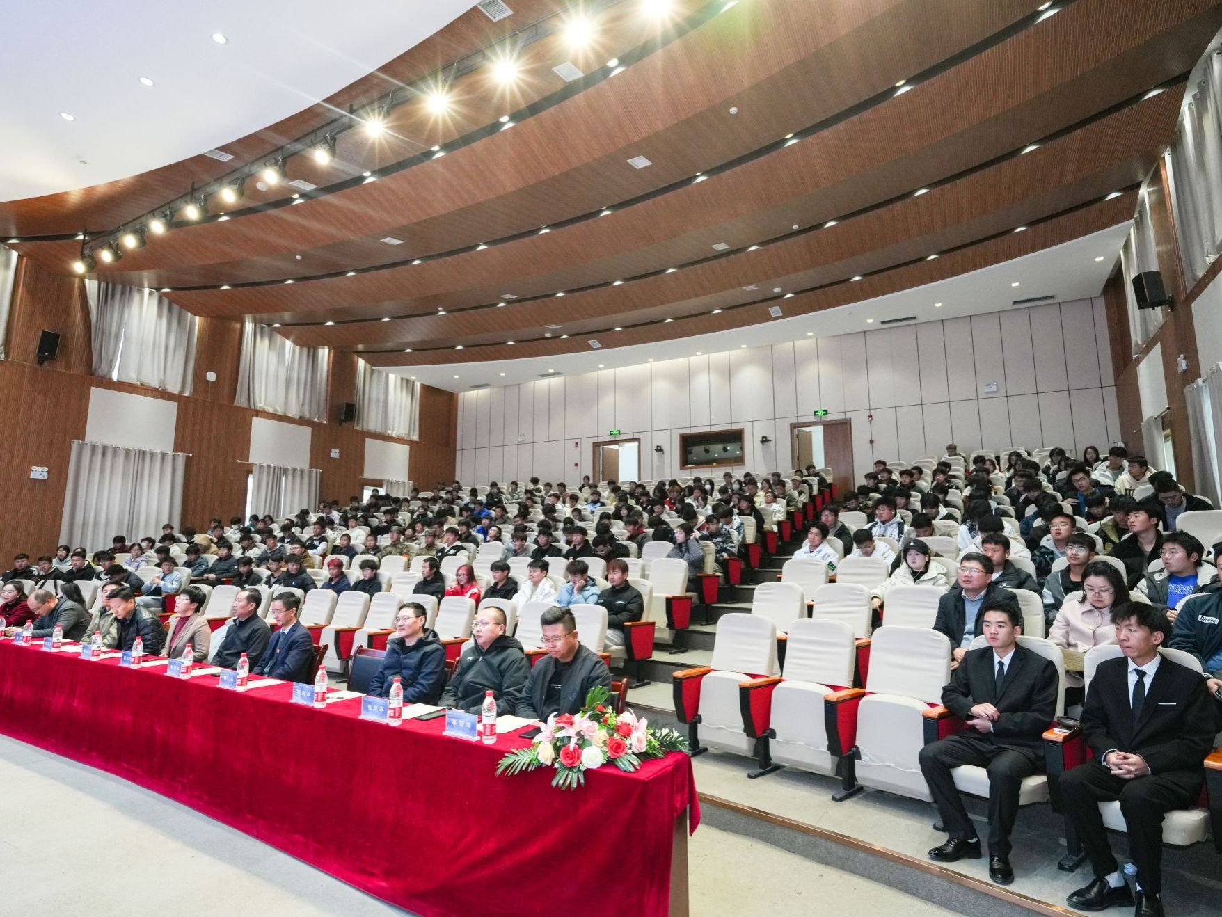 中科院首席科学家杨磊应邀为bat365在线中国登录入口师生作讲座