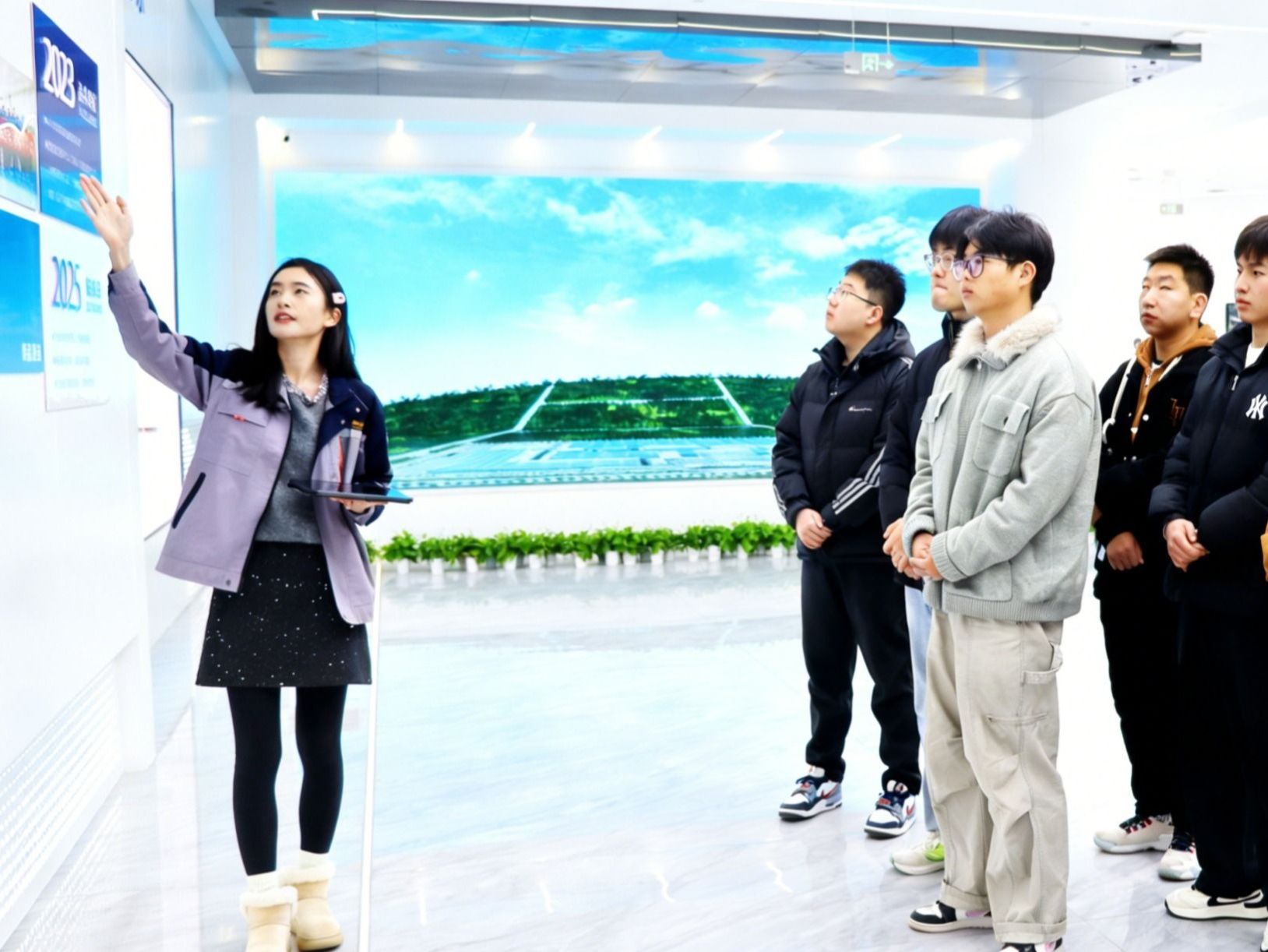 精准就业再突破：bat365在线中国登录入口携毕业生赴酒泉企业实地对接促成高质量就业