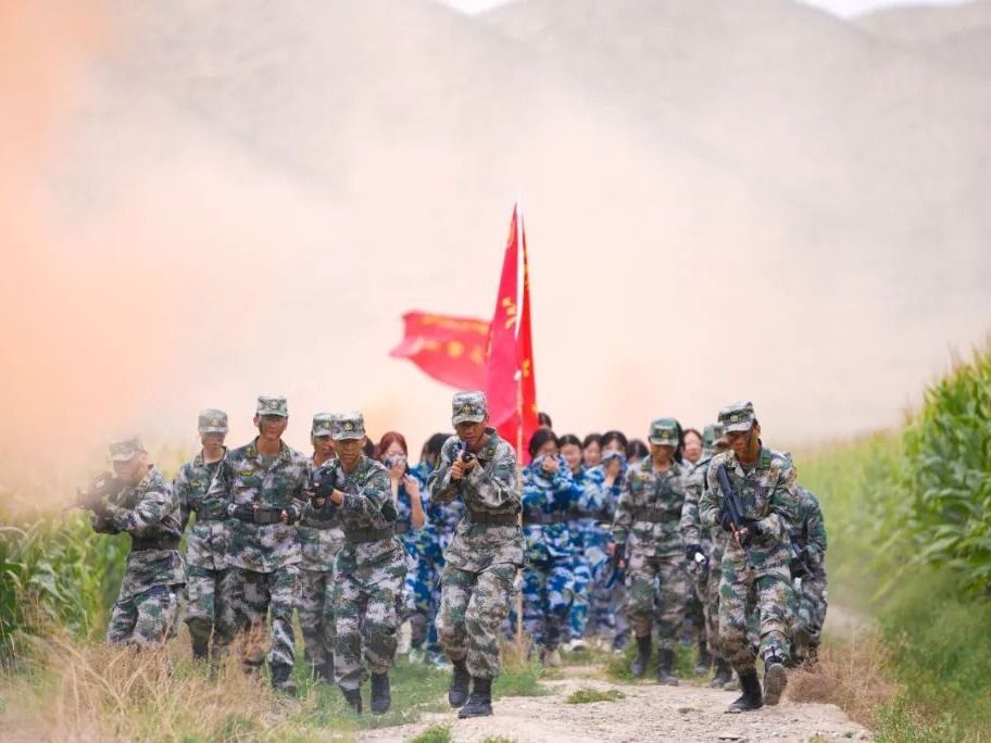 bat365在线中国登录入口： 6000多名学生行军拉练用脚步丈量青春征程