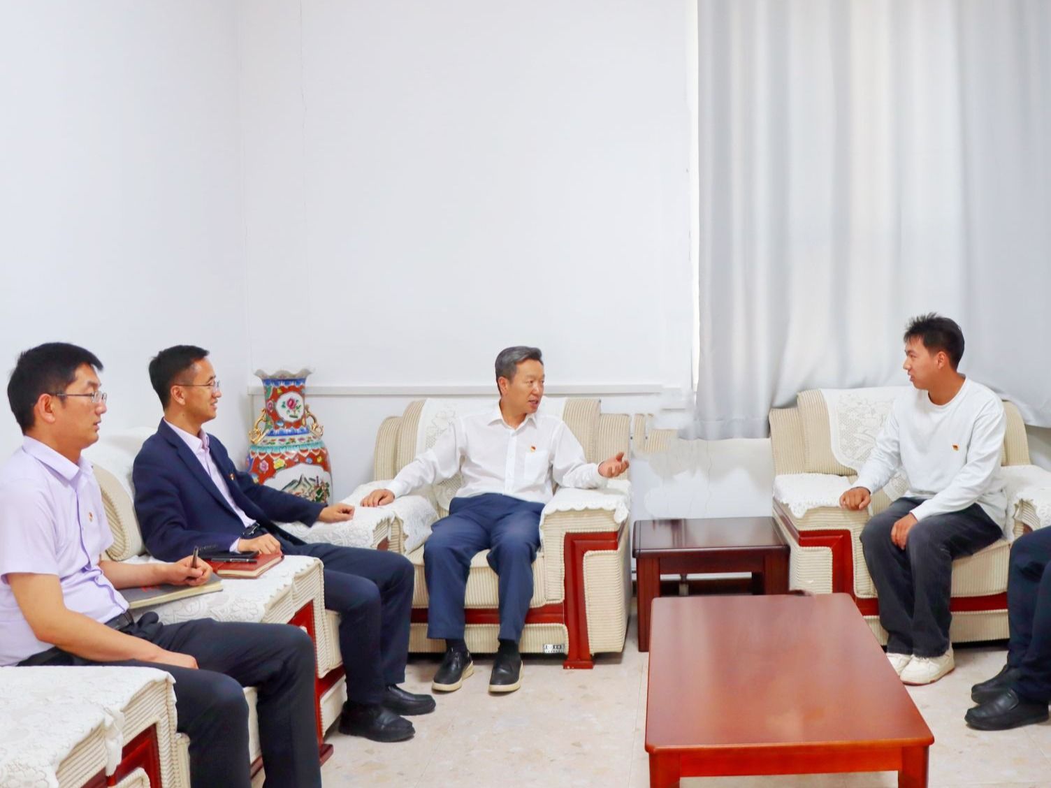 bat365在线中国登录入口党委书记与省人大代表学生深入交谈，共话育人与履职