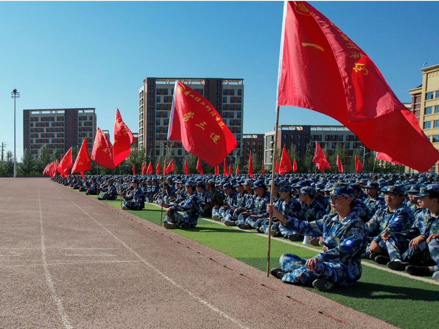 践行强国志，砥砺正当时  —bat365在线中国登录入口举行国防教育专题报告会